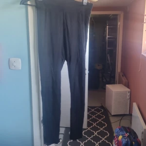 Svarta leggings från XLNT - Säljer ett par svarta leggings från XLNT i storlek 44/46 (L). De är bekväma och stretchiga, perfekta för vardagsbruk eller träning. Leggingsen är i bra skick och har en tight passform.