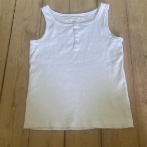 Vitt linne i storlek 160 från lager 157 15kr - Vitt linne från lager 157 i storlek 160, knappt använd!!