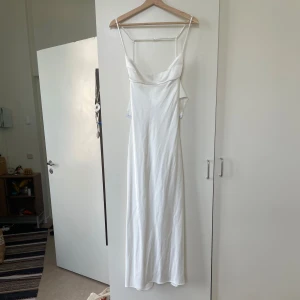 Klänning Zara - Köpt på Plick Var populärt ett tag Storlek M (liten i storleken; rekommenderar till de som brukar ha storlek S)