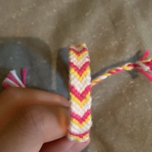 Armband - Handgjort Färg: rosa,vit,gul V format  Kan beställa nästan valfria/valfri färg och storlek  ”Alla armband jag har gjort har tagit från en timme till en och en halv timme att göra” 