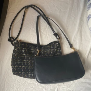 2 handväskor💕 - 2 svarta handvöskor med guld detaljer i gott skick ❣️❣️