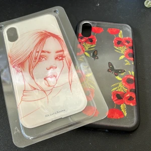 Mobilskal iPhone XR - Väldigt fina mobilskal🩷som man kan byta affisch💓inga repor💕 använt fåtal gånger🩷