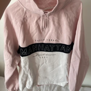 Tröja  - En tröja me dragkedja vid halsen från h&m storlek 158/164 Bra stick 