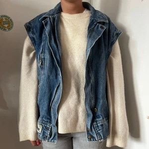 Jeansväst - Så fin jeansväst nu till hösten, det står ingen storlek men skulle gissa på L alltså sitter den oversized❤️❤️