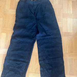 Svarta linnebyxor - Svarta linnebyxor i storlek XL. Köpta på Gina Tricot.