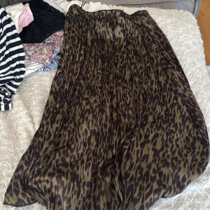 Långkjol leopard - Leopard mönstrad kjol !  TRYCK INTE PÅ KÖP DIREKT 