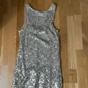 Paljettklänning guld  - Säljer denna underbara paljettklänning som endast är använd en gång. Från Gina tricot, storlek S
