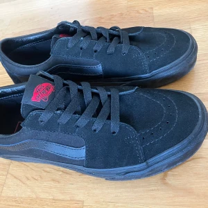 Vans (som nya), svarta, unisex storlek 37 - Vans, svarta i mocka, Unisex för både dam och herr. Modell: Sk8 Low. Storlek är 37 men dessa är stora i storleken, och är som 37,5.   Skorna är i nyskick. Använda vid endast ett tillfälle.  Kan skickas mot porto  eller hämtas i Hägersten. 