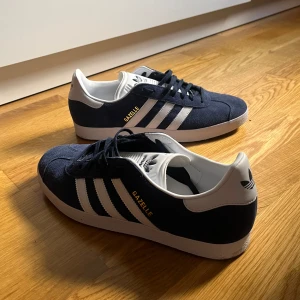 Adidas gazelle - Tja! Säljer nu dessa snygga adidas gazelle skor i storlek 42 2/3 men passar 42. Dom är endast använda 2 gånger så dom är otroligt fräscha. Har du minsta fundering så är det bara att skriva✍️!