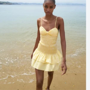 Zara klänning  - Jättefin klänning från Zara endast använd en gång. Den är i Xs men passar S