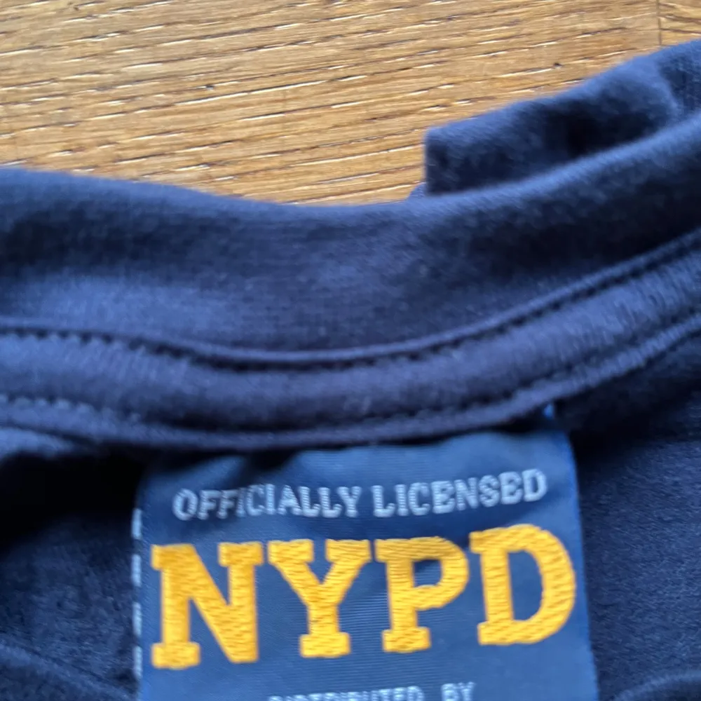 NYPD-T-shirt köpt i New York. Snyggt tryck på framsidan, aldrig använd. Tveka inte på att höra av dig vid frågor eller funderingar!. T-shirts.