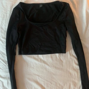Kort svart tröja - Kort långärmad ribbad tröja från shein i storlek xs. Säljer för den kommer inte till användning. 