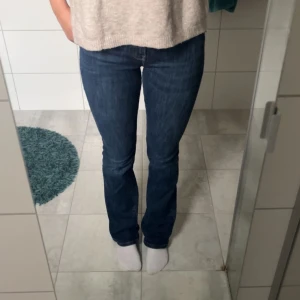Zara jeans - Midrise flare jeans från Zara som inte säljs längre! Inga defekter och bara användna några gånger 🙌🏻