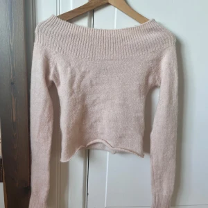 Stickat - Såå söt stickad tröja som man kan välja att ha off shoulder eller vanligt. Har sytt om den lite så att den är lite tightare och kortare. 🤗 Hör av vid minsta lilla fråga 💕