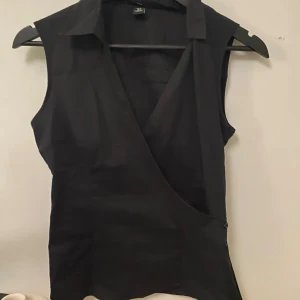 Väst med krage - Vintage topp från H&M. Storlek 36.