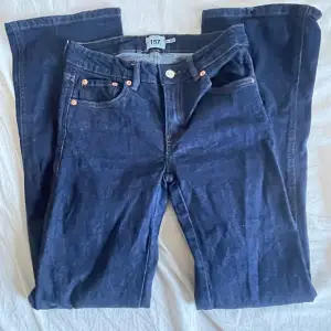 Säljer low waist jeans då dom blivit för små, dom är jätte lite sliten längst ner