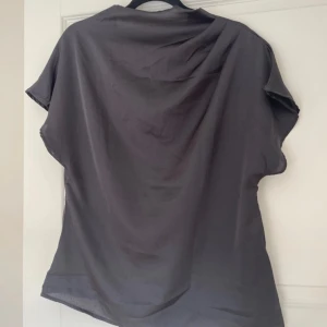 blus - jätte snygg svart blus som tyvärr var för stor💕💕💕