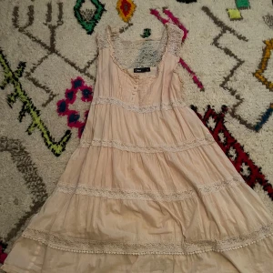 Rosa klänning - Jättesöt klänning köpt second hand. Originellt från Cubus. Lite sliten i nacken. 