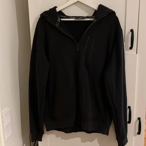 SAIL RACING - Väldigt fin mörkblå sail racing tröja i storlek large. Kanppt använd och allt är i fint skick och helt.