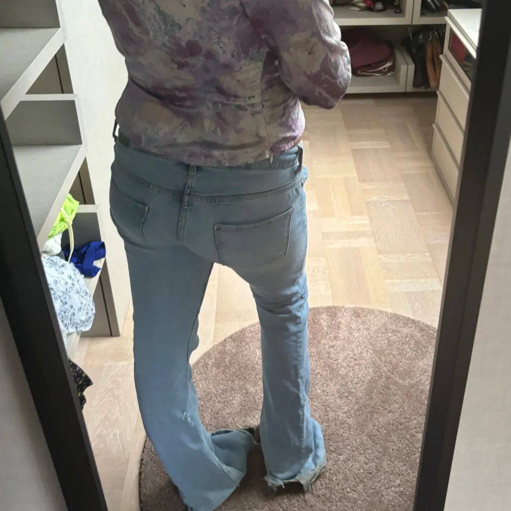 Jeans från zara, lågmidjade bootcut bra skick inga fläckar eller liknande.passar 36-40. Jeans & Byxor.