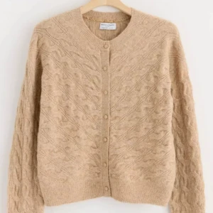 Stickad kofta - Säljer en superfin beige stickad kofta från Lindex. Koftan är använd en gång och slutsåld. Nypris är 399 💓