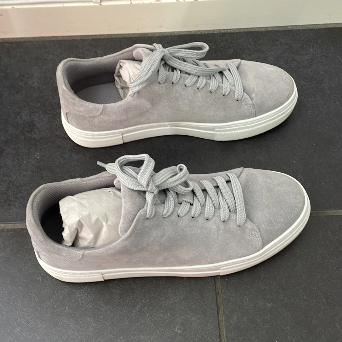 Grå sneakers i mocka - 90