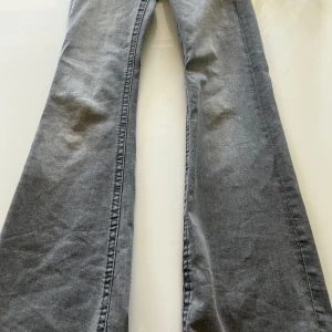 Lågmidjade jeans  - Säljer nu dessa lågmidjade gråa jeans från Gina Young.