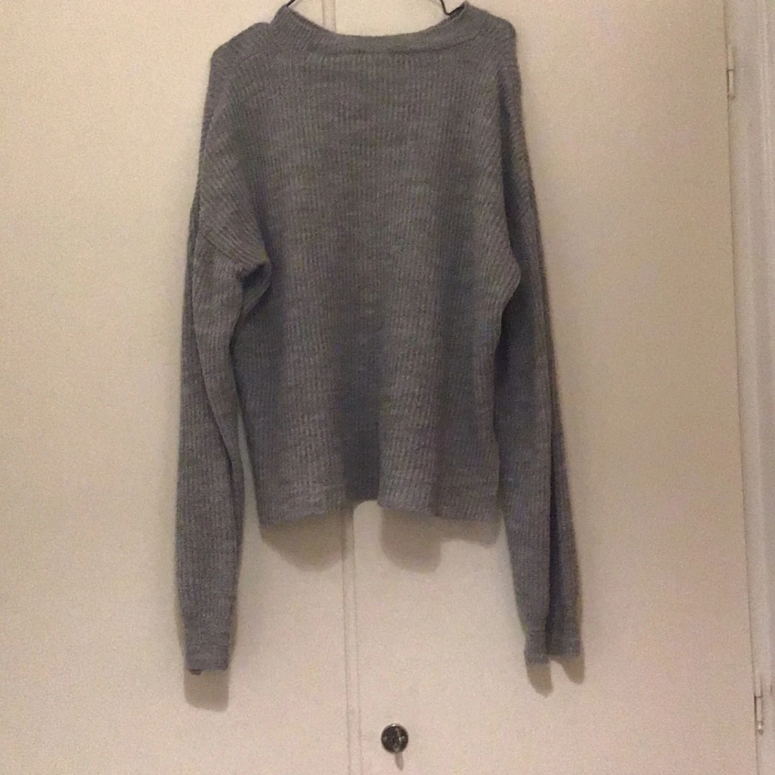 En grå långärmad stickad tröja  - 90