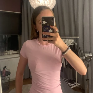 Rosa t-shirt  - En rosa t-shirt från Gina . Typ aldrig använda. Bra skick