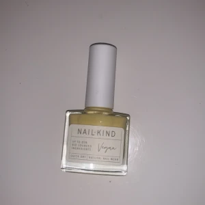 Gul nagellack från Nail Kind - Säljer ett gult nagellack från Nail Kind. Det är veganskt och innehåller upp till 85% bio-sourced ingredienser. Färgen heter 'Queen Bee' och det är snabbtorkande. Perfekt för naturlig nagelvård!