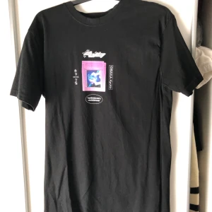 Svart t-shirt från Mister Tee - Säljer en svart t-shirt från Mister Tee i storlek M, längden på tröjan är längre än vanligt. Väldigt bra skick, knappt använd. 