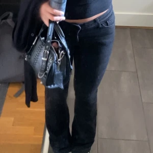 Svarta jeans - Säljer dessa svarta lågmidjade jeans från vero Moda som ej kommer till användning längre, de är i väldigt bra skick med de är uppsprättade där nere💕