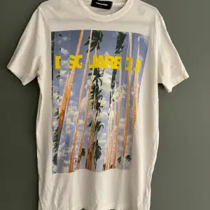 Dsquared 2 t shirt strl L men sitter som en small Nypris runt 1500kr  