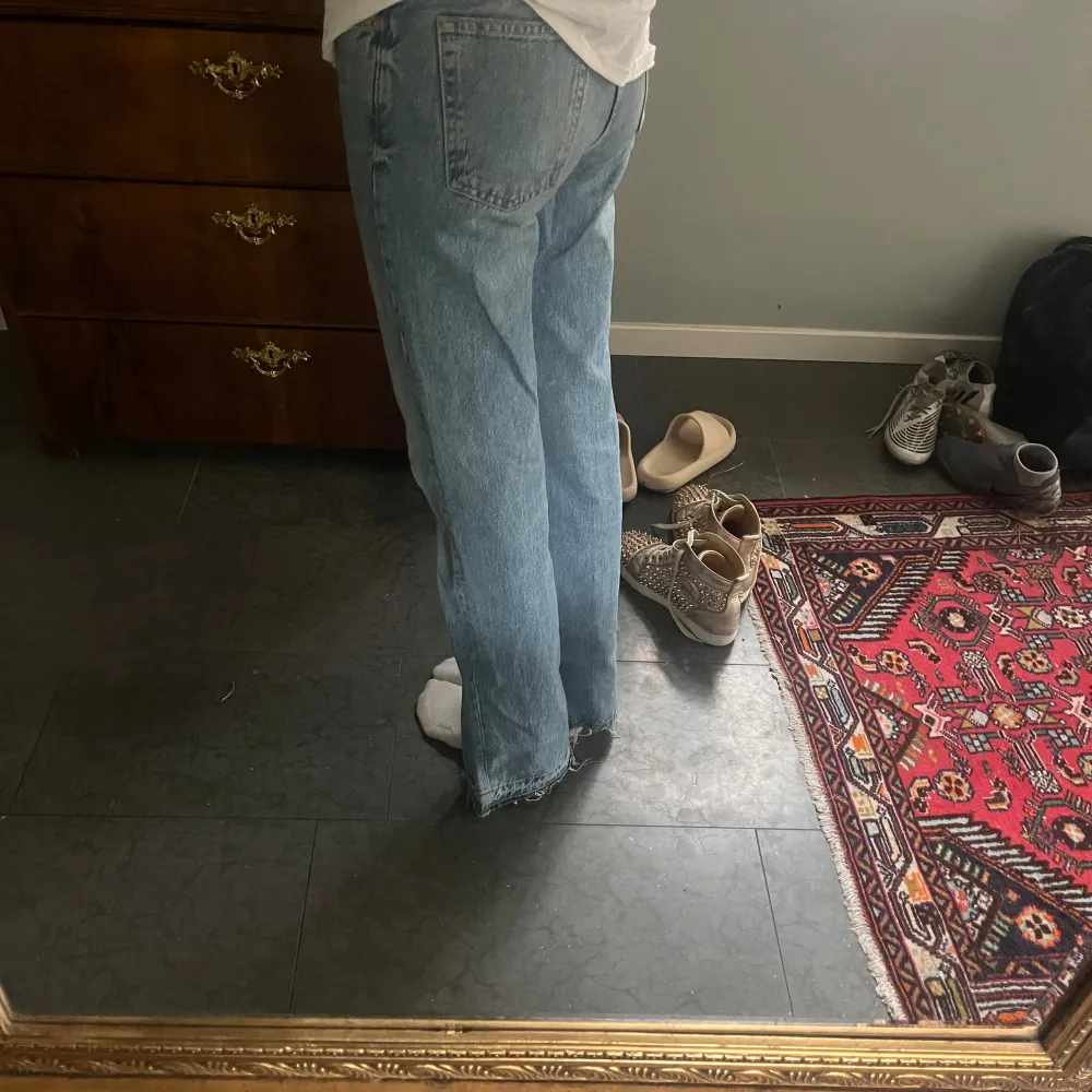 Säljer mina ljusblåa jeans från pull&bear. Det är storlek 36 och har slits längst ner på jeansen. Midjan är medelhög. Bra skick.💞. Farkut & Housut.