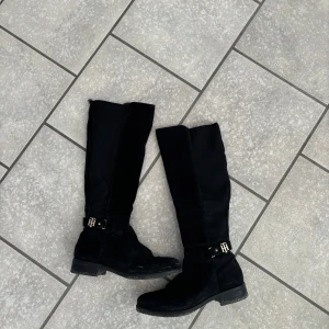 Tommy hilfiger Boots  - Säljer mina boots ifrån Tommy hilfiger då dem inte kommer till användning längre🤍 stövlarna är en aning slitna därav priset 🤍 Nypris: 2000