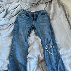 Gina Jeans bootcut med hål - Ett par superfina Gina jeans i storlek 38. Säljer pga dålig användning och lite för stora. Användt ungefär 5 gånger, bra skick men hålet är lite slitet