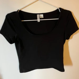 Svart topp - U-ringad topp från hm divided. 