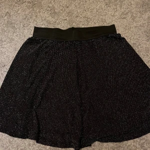 Svart paljettkjol - Säljer en svart paljettkjol