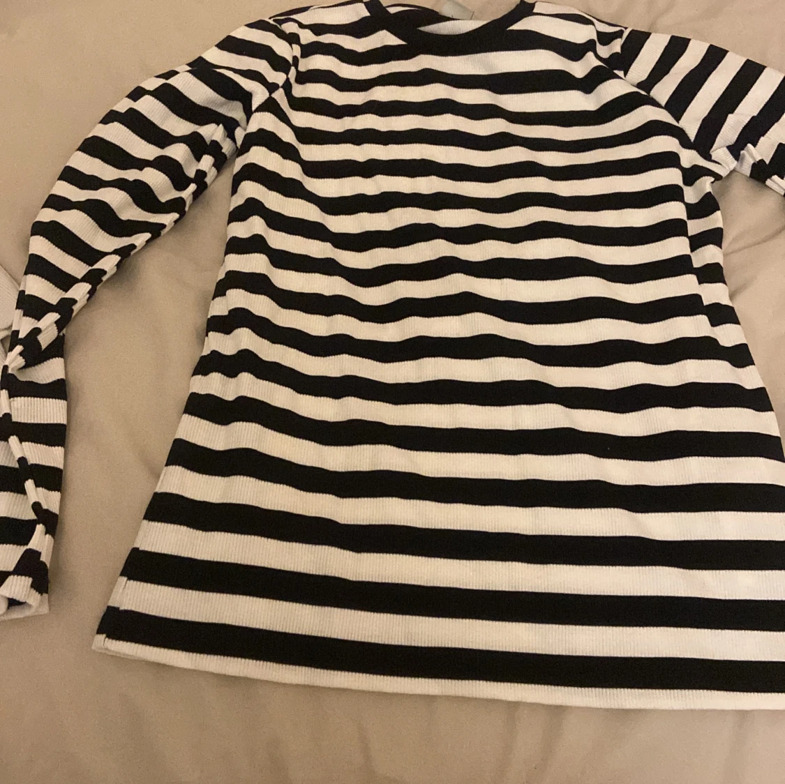 Långärmad svart vit tröja