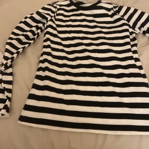 Långärmad svart vit tröja - Långärmad svart vit tröja från Lc waikiki 