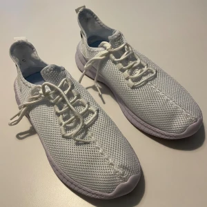 Skor  - Nytt  Använt 1 gång  Träning / löpar skor  Storlek 40-41