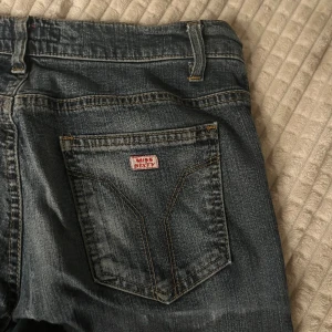 Miss Sixty Jeans low waist flare - Storlek: 29 (skulle säga xs-s på midjan, längden är lång nog på mig som är 169cm) Säljer mina älskade miss sixty jeans eftersom de är för små. Perfekt lågmidjade, snygga fickor och ordentlig längd. Perfekt mörkblå färg!  