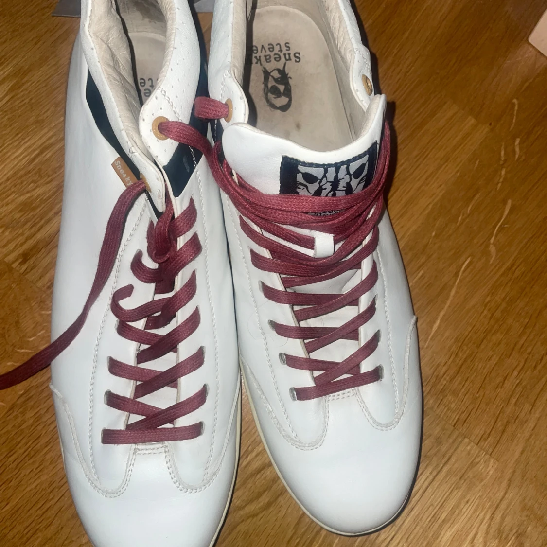 Vita sneakers från Sneaky Steve