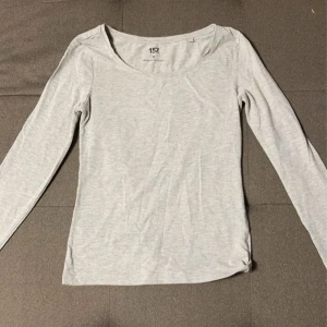 Grå långärmad topp och svart linnetopp - Säljer två toppar. Den första är en grå långärmad topp i bomull, perfekt för vardagsbruk. Den andra är en svart linnetopp med smala axelband, idealisk för sommaren. Båda topparna är i bra skick och väldigt bekväma att bära. Gråa är från Lager157 och säljs för 60kr och svarta är från newyorker och säljs för 60kr strl S