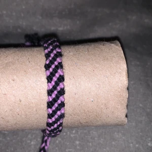 Armband - Handgjort armband  Färg: lila och svart 14-20 cm  Kan beställa i nästan vilken/vilka färger man vill,och storlek.  ”Alla armband jag har gjort har tagit från en timme till en och en halv timme att göra”