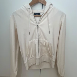 Juicy couture  - Säljer denna tröja från juicy couture pågrund av att den inte används❤️