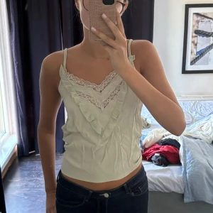 Grönt linne med spets!💗 - Ett jättegulligt linne med fina detaljer, aldrig använts!💗💗 skriv om du har några funderingar!