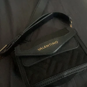 Valentino väska - Äkta valentino väska köpt från zalando , kommer inte till användning längre så säljs för 240 och är i bra skick