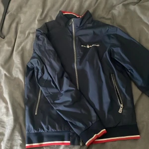 Sail Racing höst/vårjacka - Storlek Small, mycket bra skick.Som ny. Säljer för mycket billigare pågrund av ett litet hål (ca 3mm) på vänster arm. Nypris ca 2000kr    