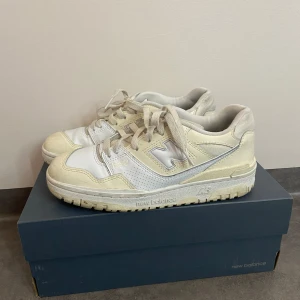 Vita sneakers från New Balance - Säljer dessa New Balance 550 sneakers. De är i bra skick men har några tecken på användning. Skorna har en klassisk design med snörning och en bekväm sula. Perfekta för vardagsbruk eller träning.